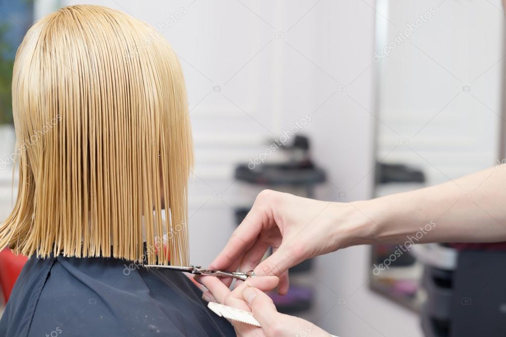Um cabeleireiro fazendo corte de cabelo para uma cliente loira feminina  fotos, imagens de © ravil_s #89720788